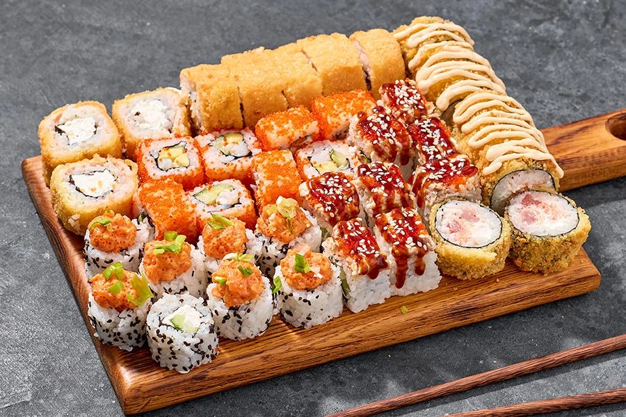 Калифорния ассорти — 32 ролла с крабом, креветкой и лососем, заказать роллы на дом в Донецке