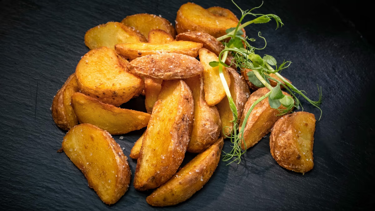 Картофель по‑деревенски — крупные дольки картофеля со специями и чесноком